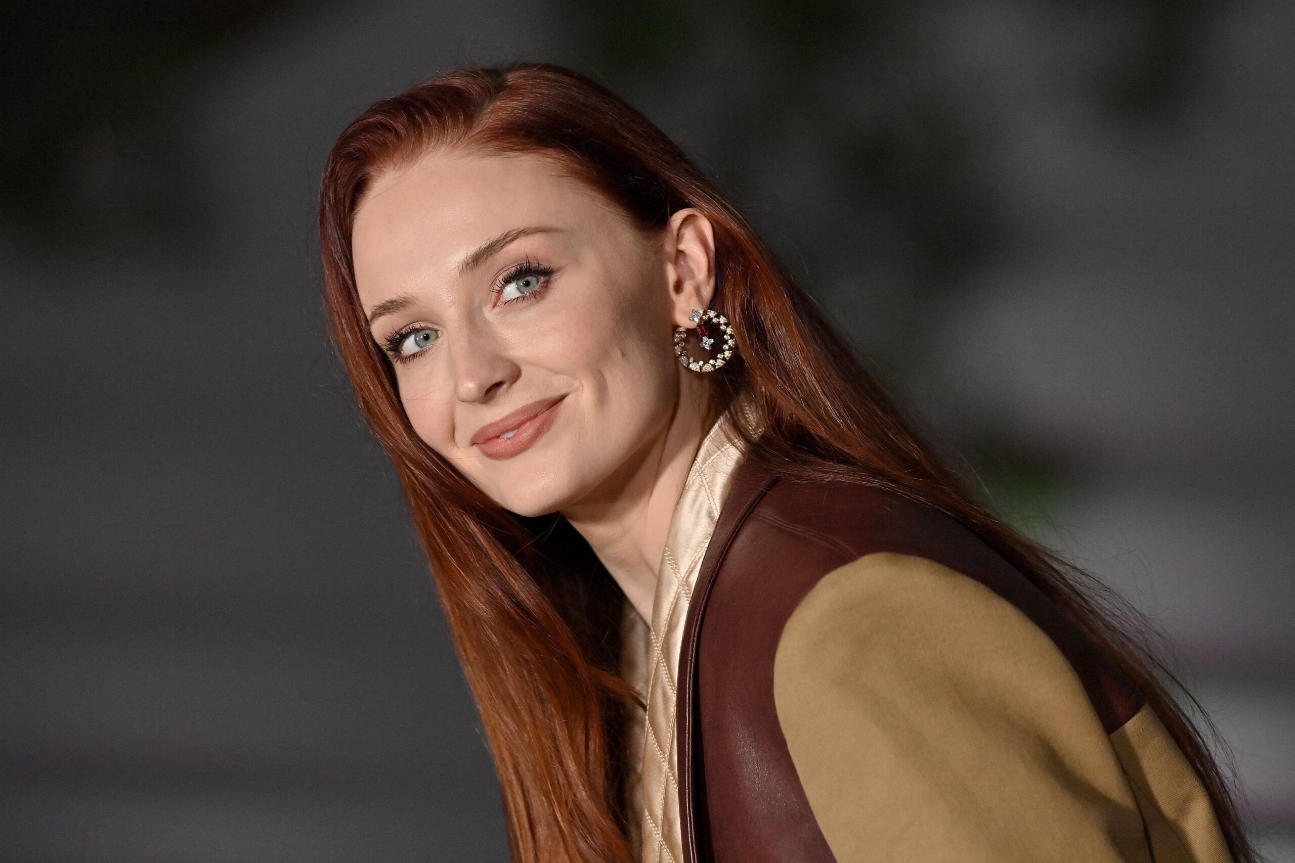 Sophie Turner orienta novos atores de Harry Potter sobre fama