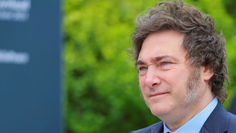 Milei enfrenta crise severa em meio a escândalos