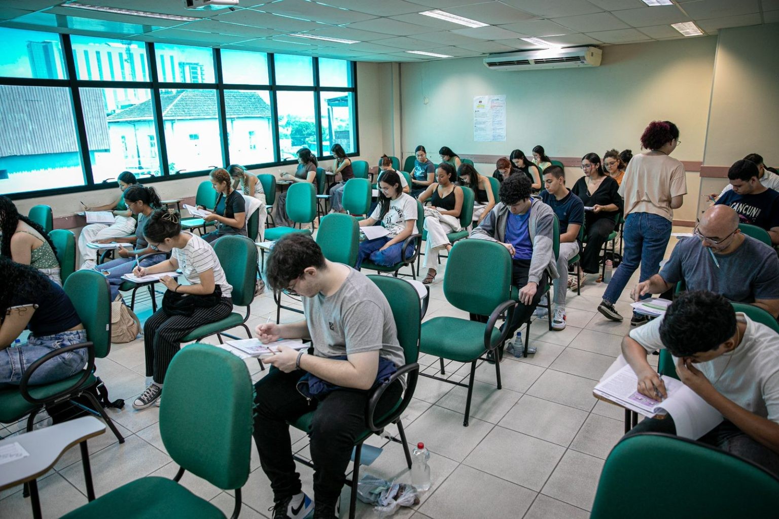 Abstenção de 11 mil candidatos marca primeiro dia do vestibular 2025 da UEA