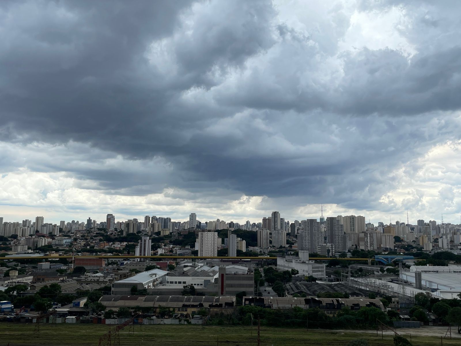 Sol entre nuvens e chuvas isoladas em São Paulo