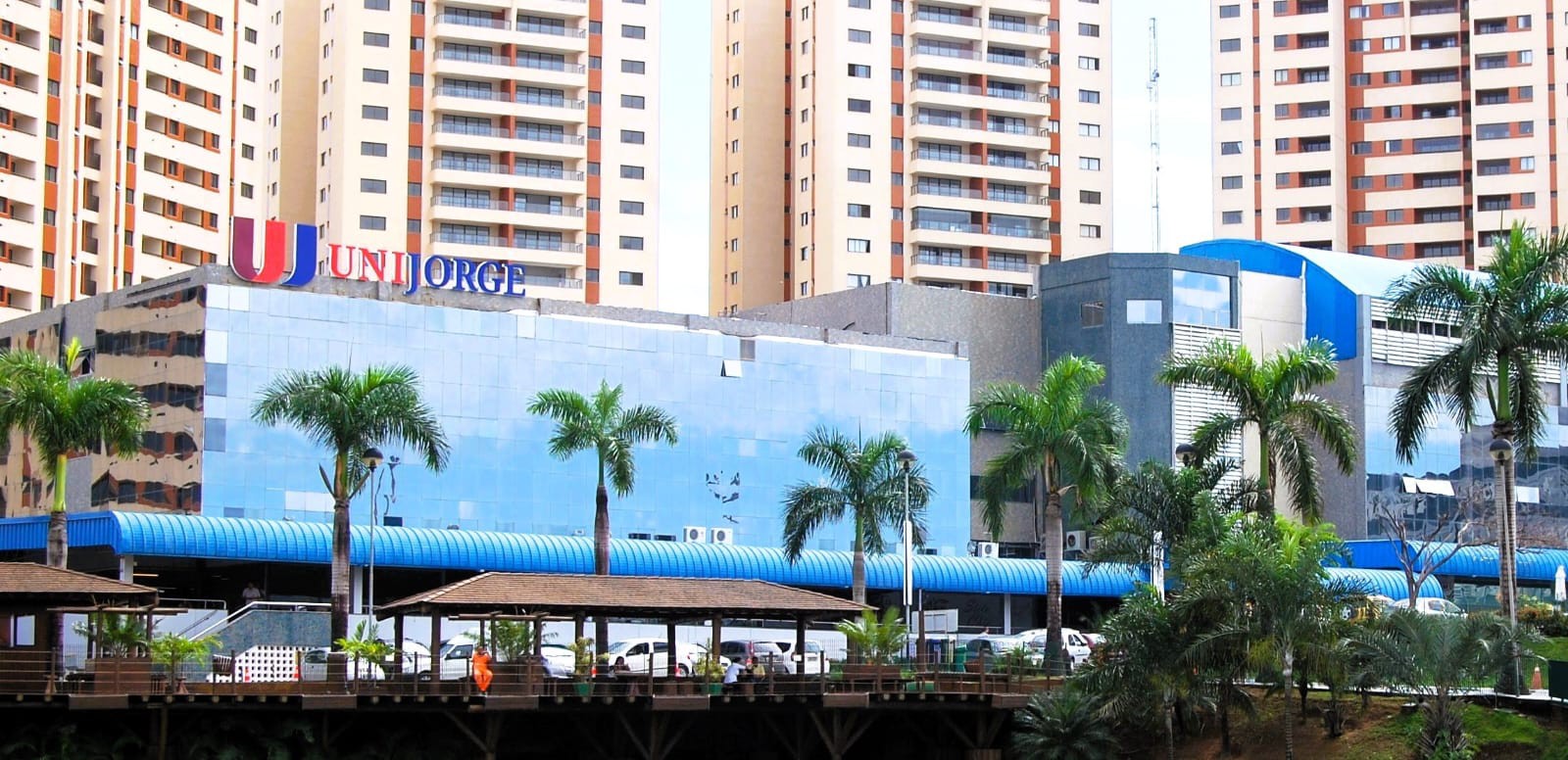 Universidade de Salvador realiza mutirão de saúde com doações e vacinações