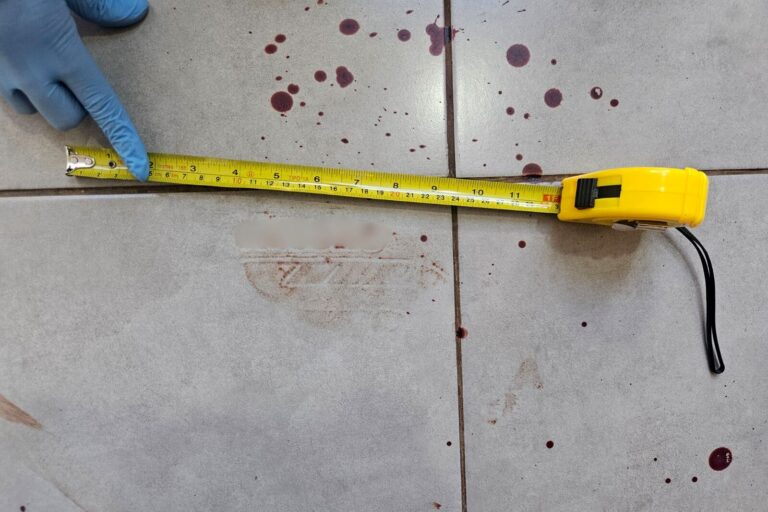 Pegada com sangue ajuda a identificar suspeito de feminicídio no Paraná
