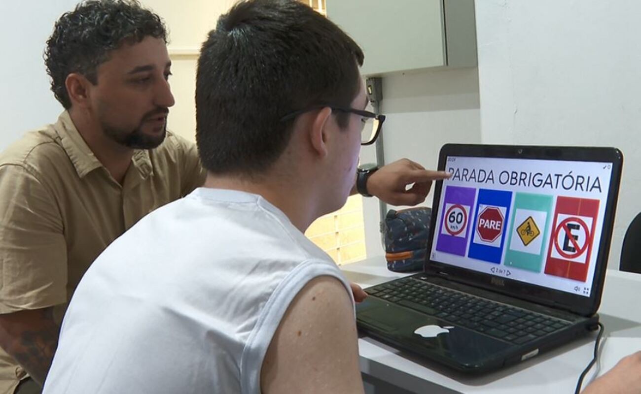 Professor cria projeto para dar autonomia a aluno com síndrome de down autista