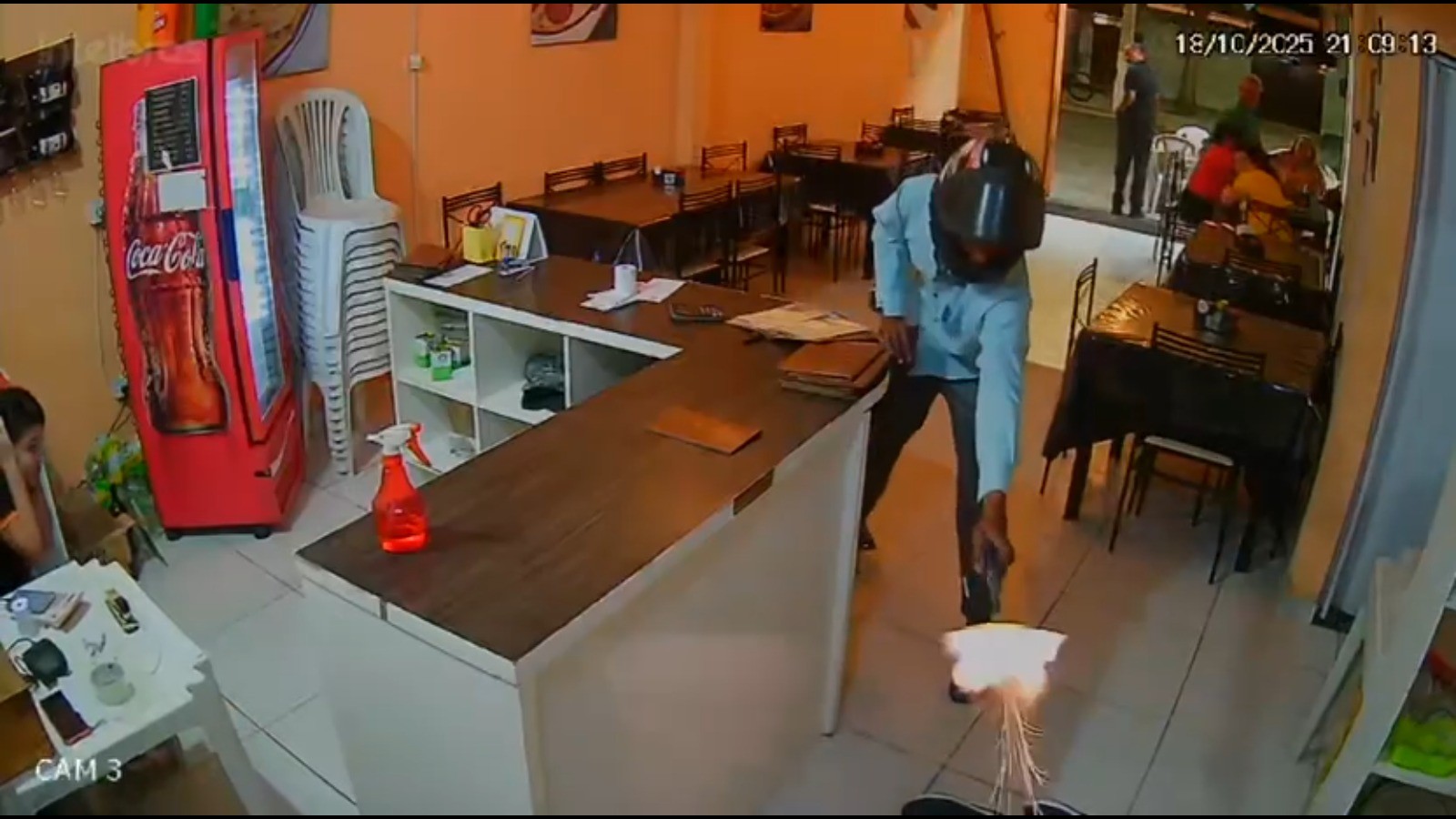 Câmera flagra momento que dono de pizzaria é morto a tiros na Bahia
