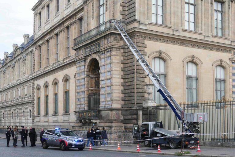 Indiciados por roubo no Louvre: mulher de 38 anos entre os acusados