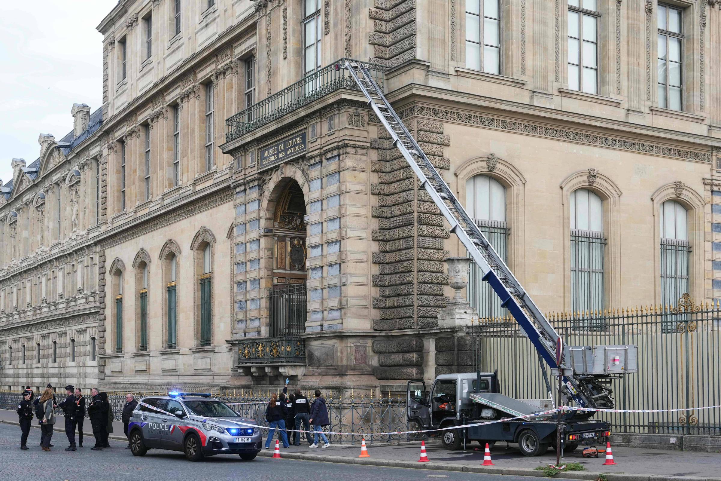 Indiciados por roubo no Louvre: mulher de 38 anos entre os acusados
