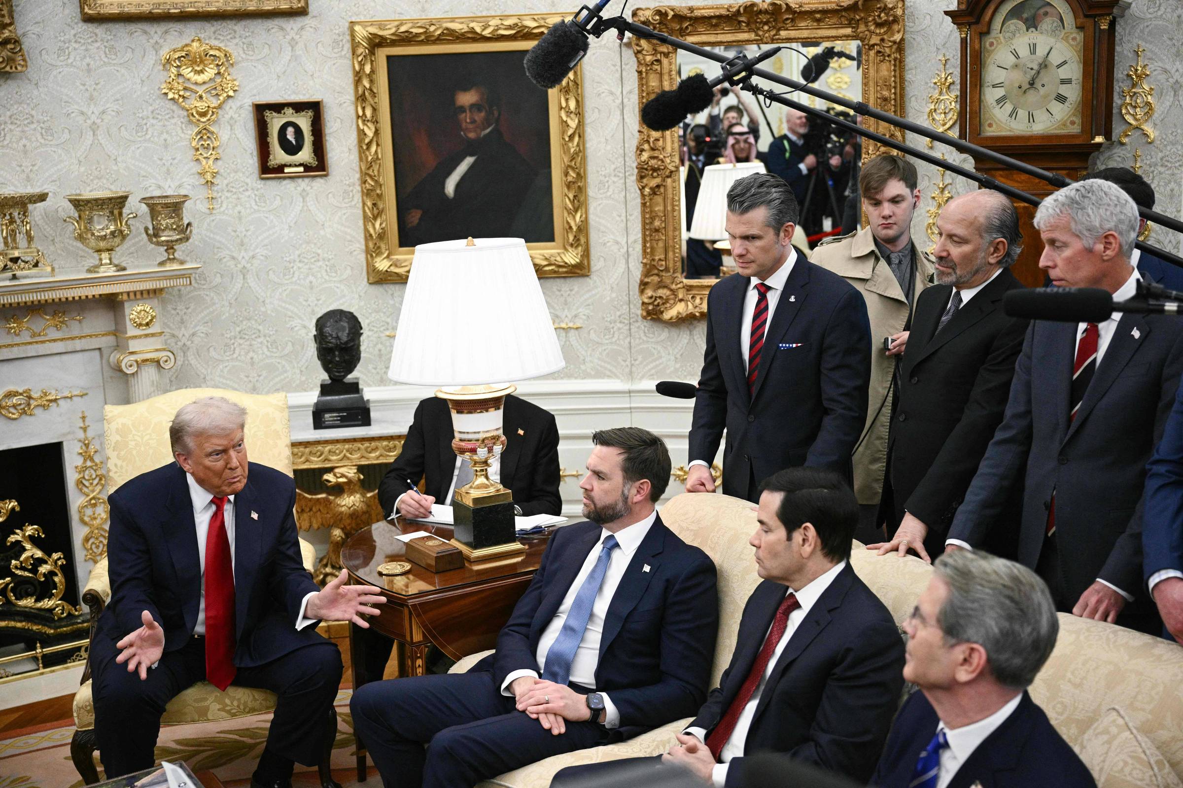 Trump propõe revogação da licença da ABC após questionamentos sobre Epstein