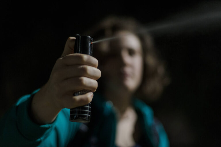 Rio de Janeiro autoriza venda de spray de pimenta para mulheres em farmácias