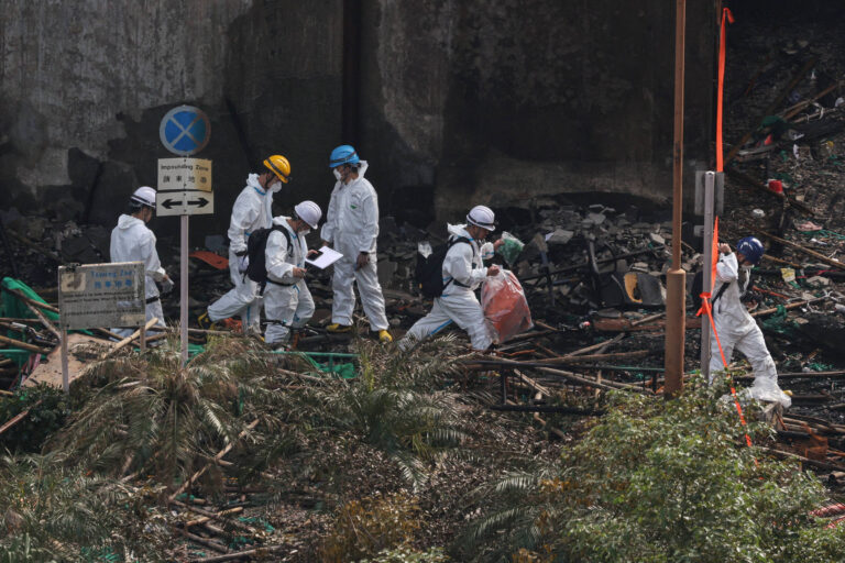 Luto em Hong Kong após incêndio que deixou 128 mortos