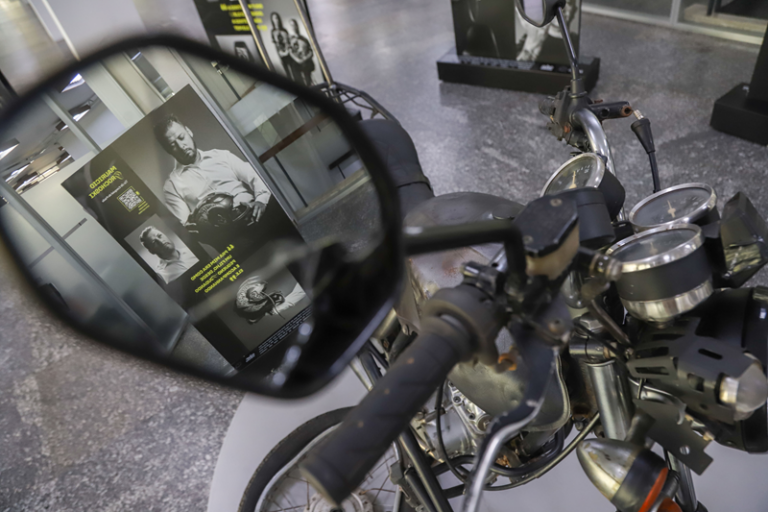 Campanha de Curitiba monta moto com peças de acidentes fatais para alertar motoristas