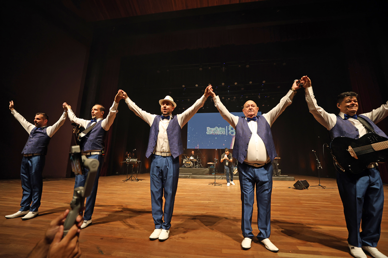 Demônios da Garoa celebram 80 anos com show vibrante em Curitiba