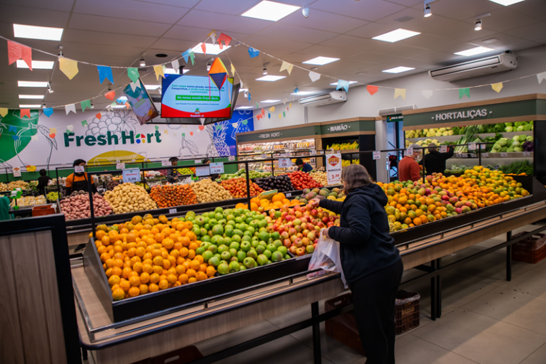 Armazéns e sacolões da família fortalecem alimentação leve no verão