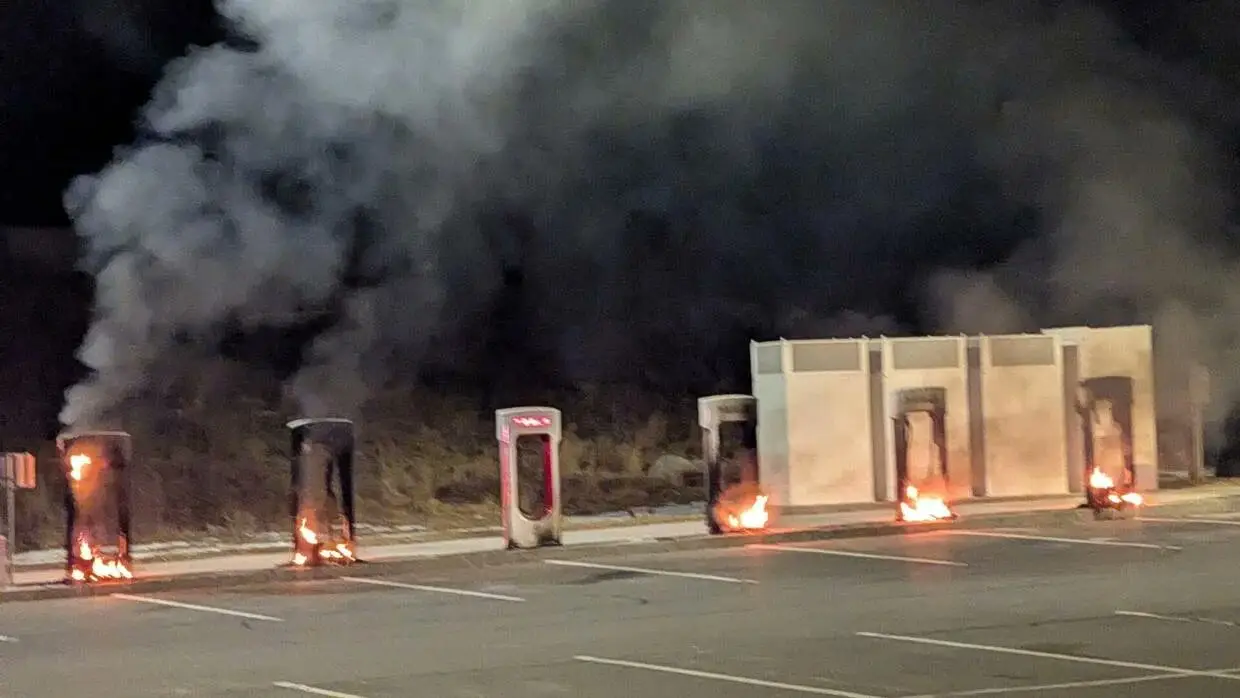 Protestos contra Musk tem incêndio em lojas da Tesla