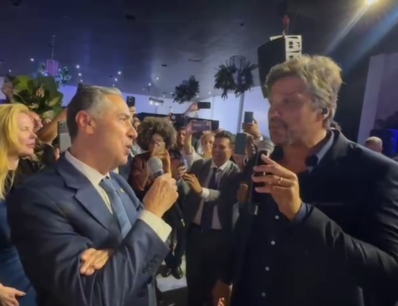 Barroso canta com Léo Chaves em festa de Marcos Pereira