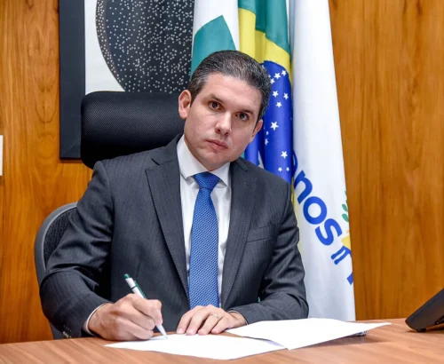 Hugo Motta ameaça sustar aumento do IOF e cobra alternativas do governo