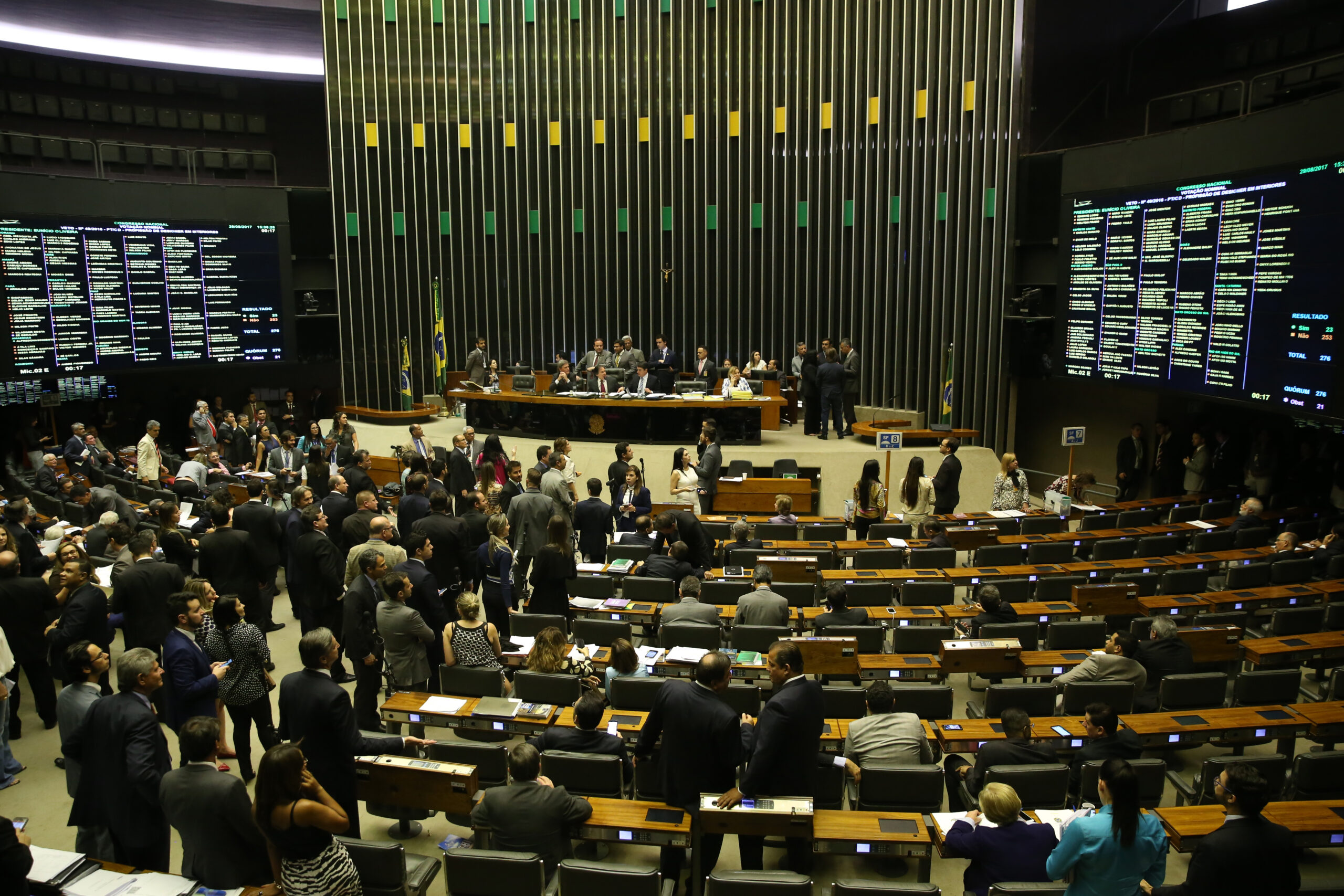 Paranaenses entregaram 22 assinaturas entre os 33 parlamentares com cadeiras no Congresso Nacional (Foto: Antonio Cruz/ Agência Brasil)
