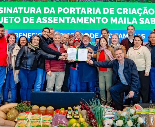 Com Lula no Paraná, veja deputados que participaram da formalização de assentamento