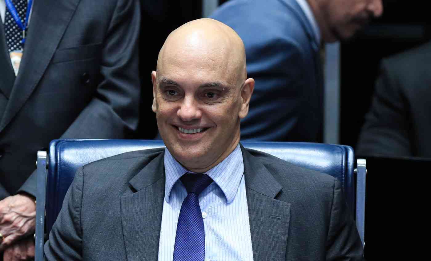 Alexandre de Moraes retira sigilo de investigação contra Eduardo Bolsonaro