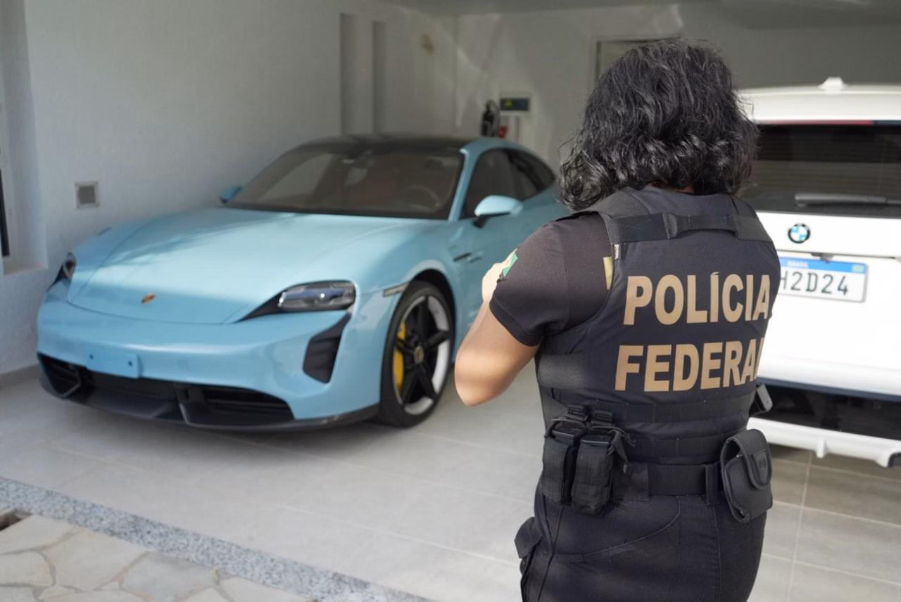 PF encontra carro de mulher de ministro do TCU em casa do “Careca do INSS”