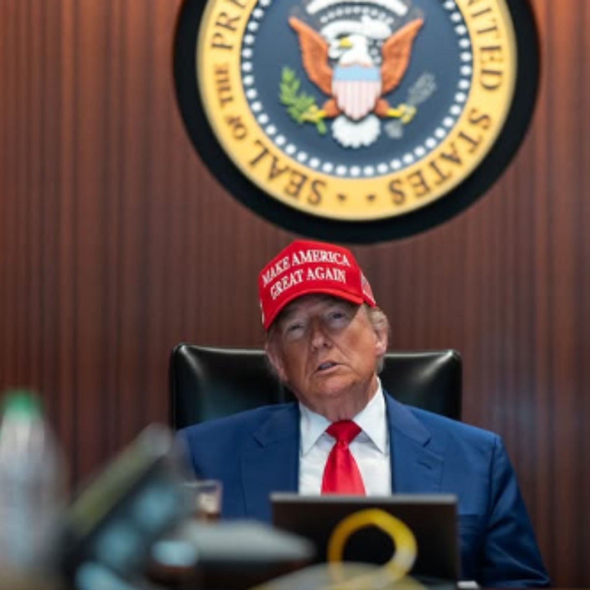 Trump minimiza ataque do Irã, agradece por aviso prévio e diz trabalhar pela paz