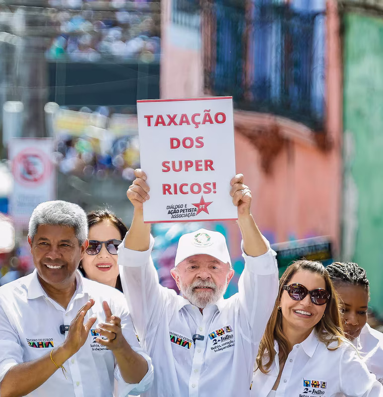 Lula exibe cartaz por “taxação dos super ricos” e m evento na Bahia