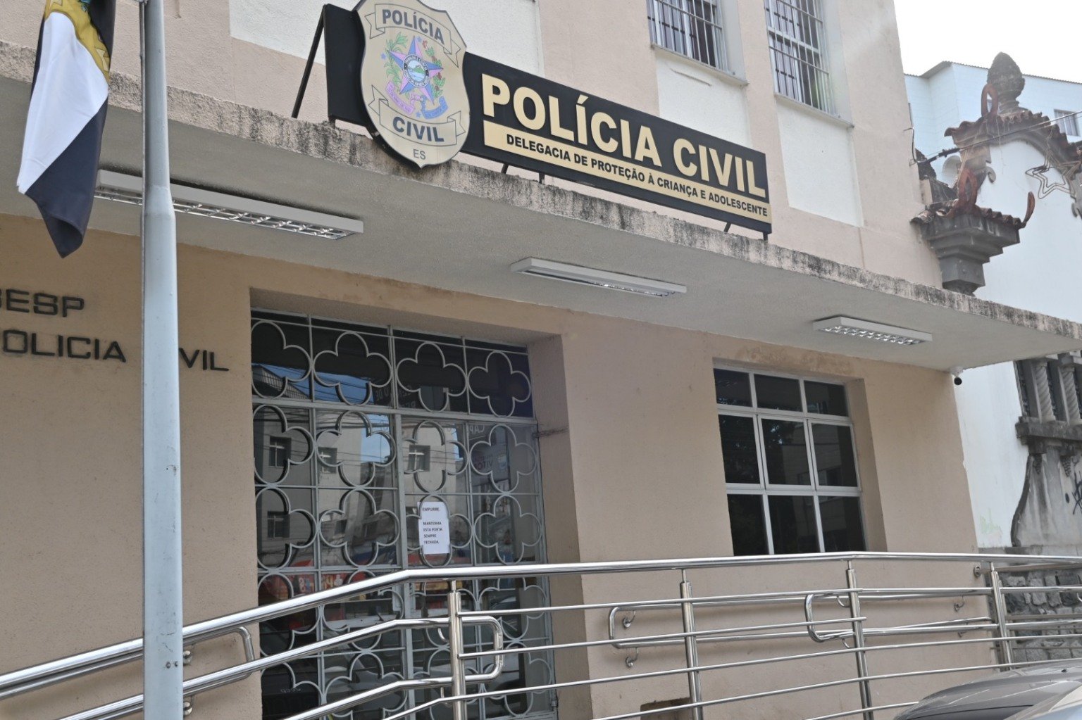 Vila Velha: Professor Preso Sob Suspeita de Estupro Contra Aluna de 8 Anos em Escola Particular