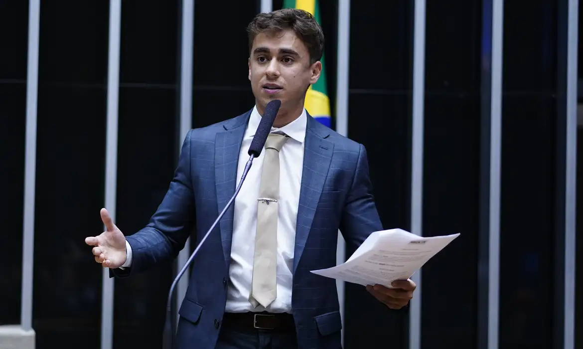 Nikolas Ferreira protocola impeachment contra Lula por política externa e citação a Trump