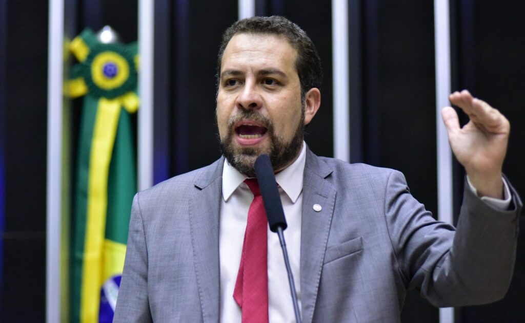 Boulos aciona PGR