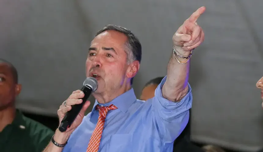 Família de Barroso tem imóvel milionário em Miami sob alerta após sanção a Moraes