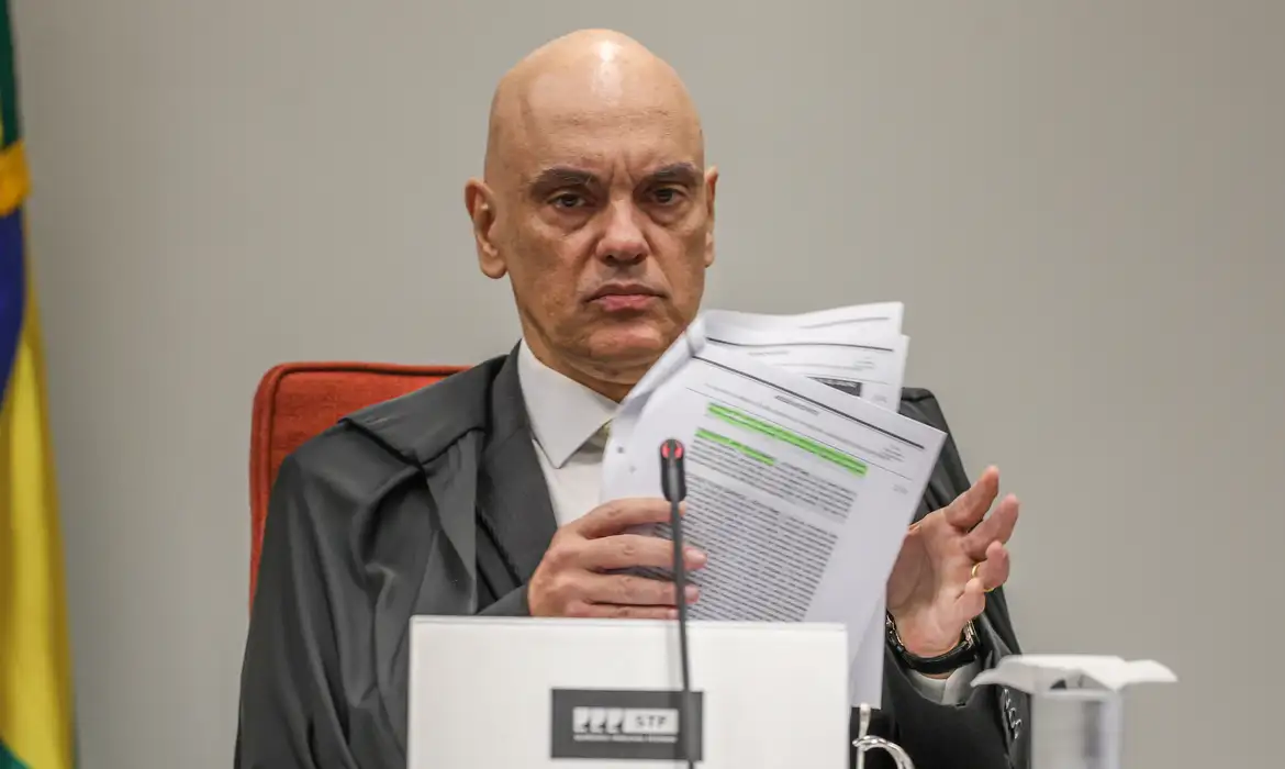 Moraes aciona Justiça para extraditar ex-assessor por vazamento de mensagens sigilosas