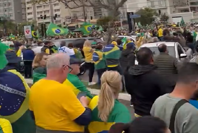 Apoiadores de Bolsonaro Bloqueiam Beira-Mar Norte em Onda de Protestos por Santa Catarina