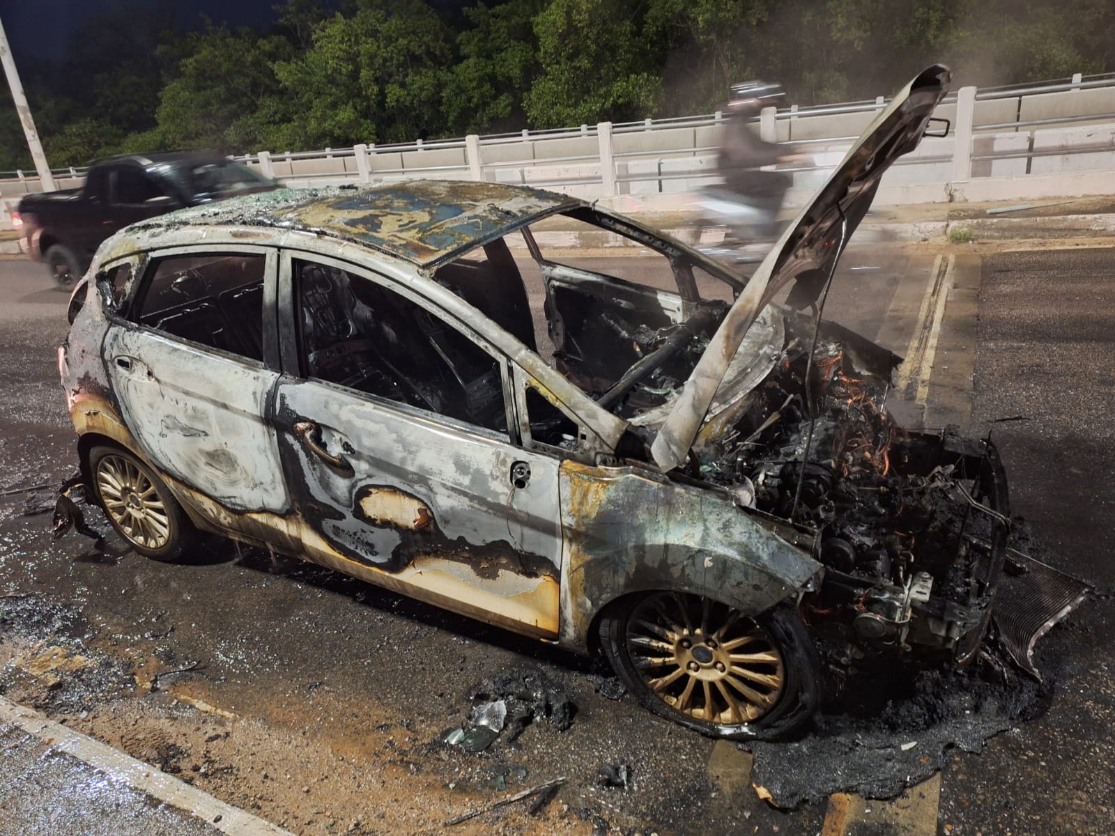 Carro é Consumido por Incêndio Repentino na SC-401 em Florianópolis