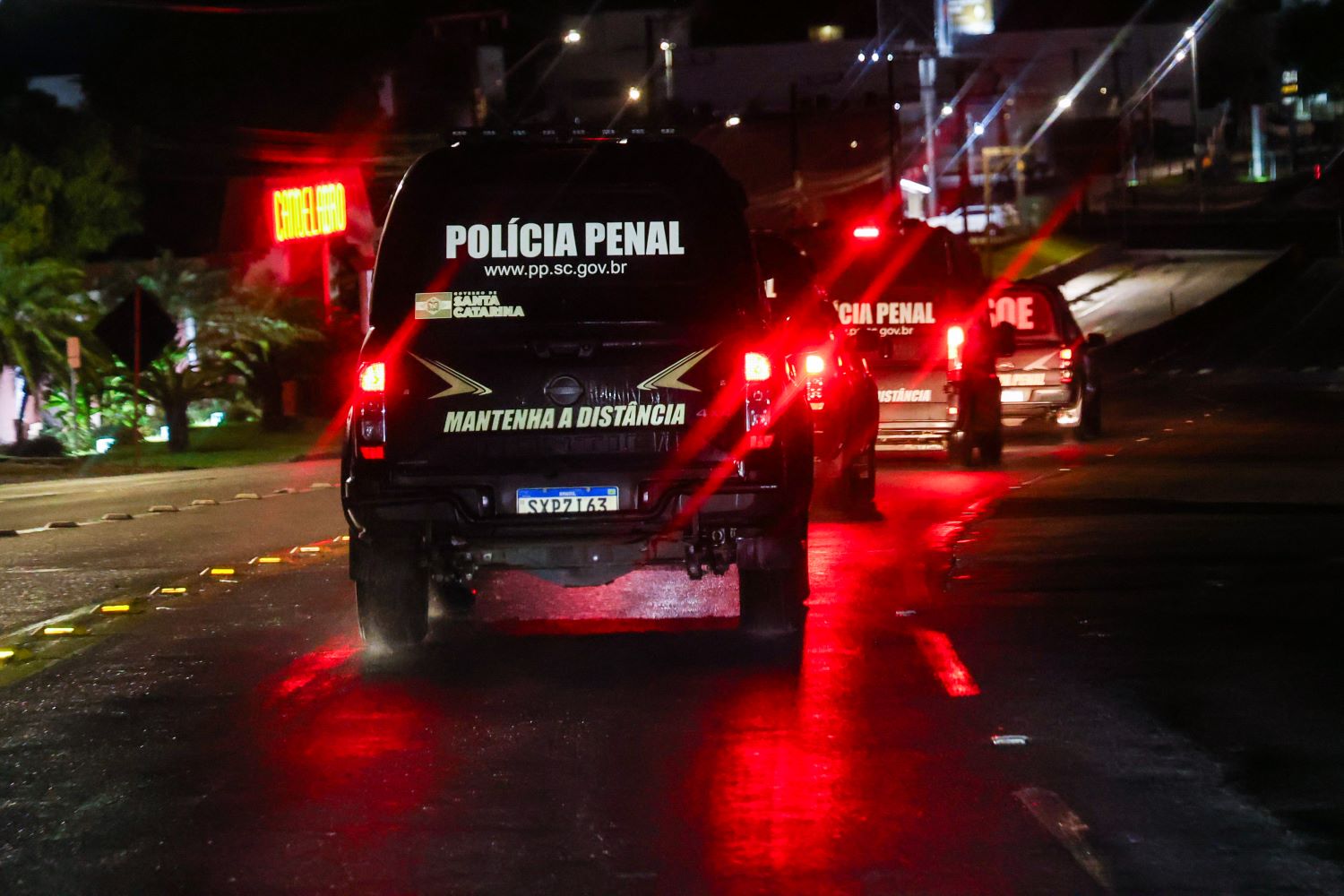 Operação de Segurança: 24 Detentos de Alta Periculosidade Transferidos de Florianópolis para MS