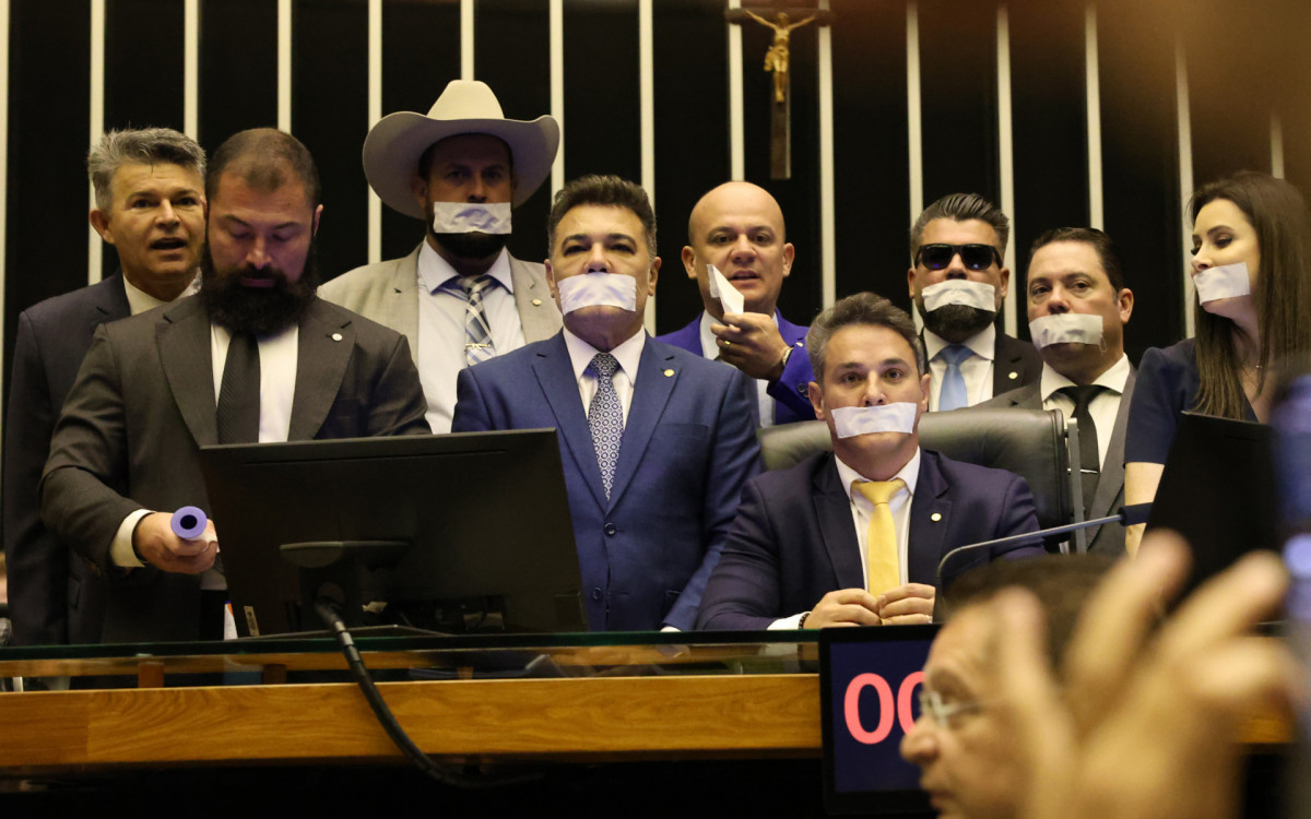 Em protesto pró-Bolsonaro, deputados da oposição ocupam Mesa Diretora da Câmara e paralisam trabalhos