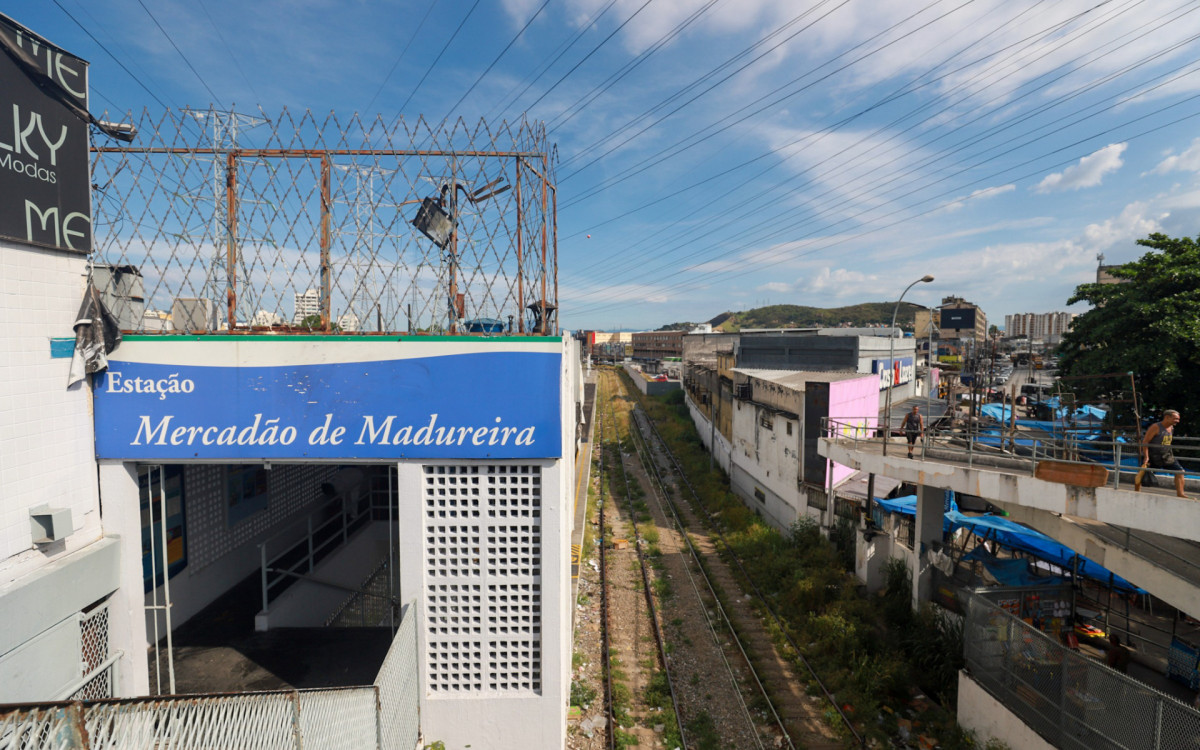 Violência no Rio: Tiro Atinge Rede Elétrica da SuperVia e Interrompe Circulação de Trens em Quatro Estações