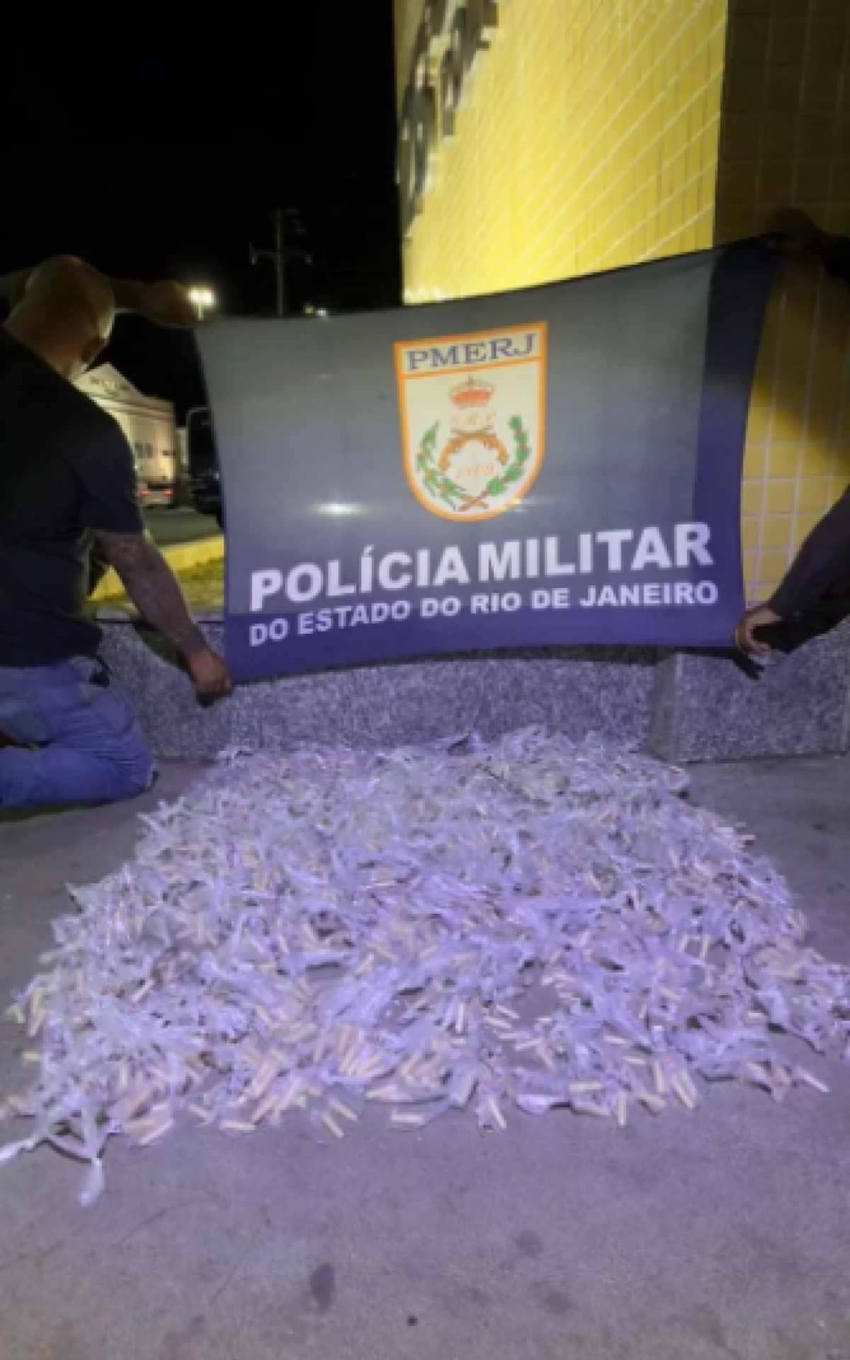 Ação Policial Surpreende Traficantes em Cabo Frio: Mais de 1.500 Pinos de Cocaína Apreendidos