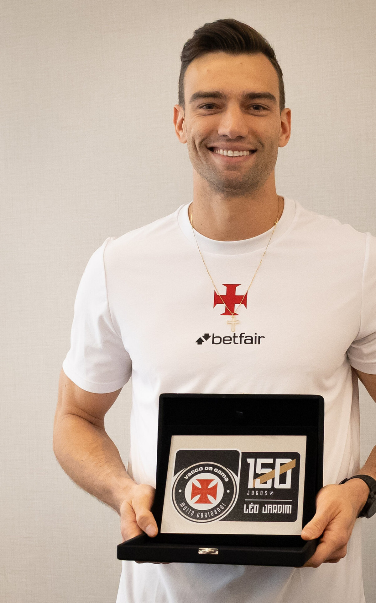 Léo Jardim homenageado no Vasco: Goleiro celebra 150 jogos e renova contrato até 2030