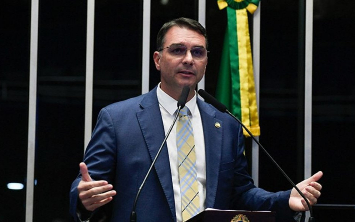 Flávio Bolsonaro Defende Anistia a Envolvidos no 8 de Janeiro e Nega Acordo para Aprovação, Apenas para Discussão