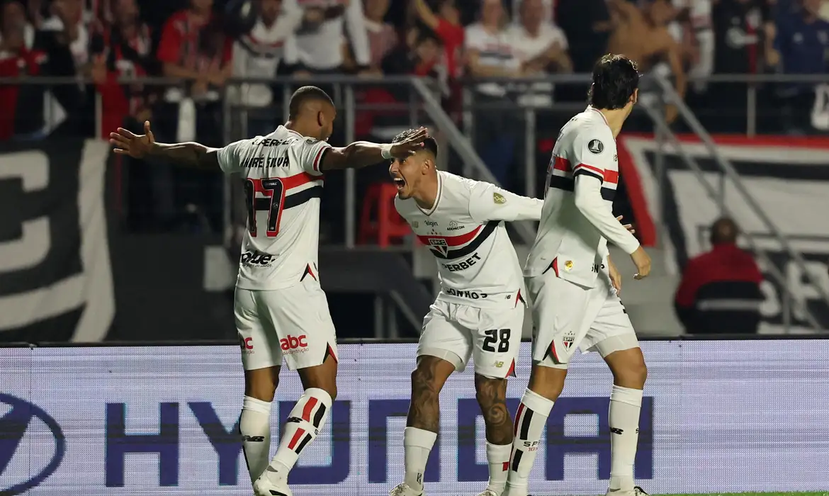 São Paulo avança às quartas da Libertadores em noite de nervos e pênaltis no Morumbis