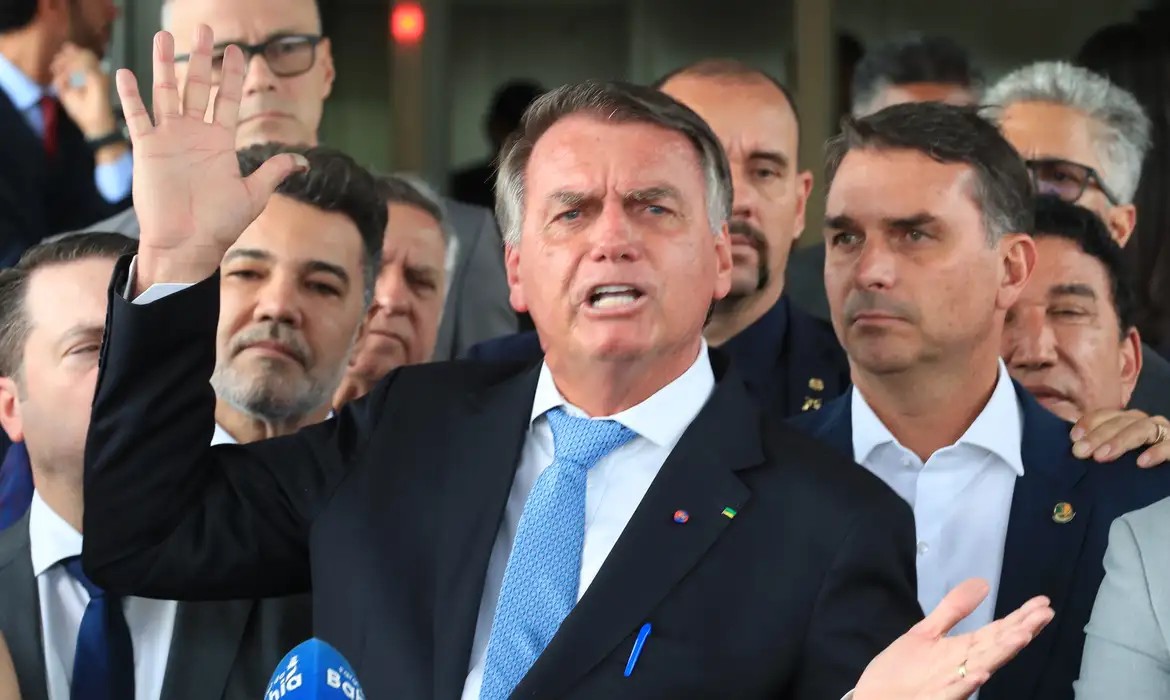 STF Determina Vigilância Contínua de Bolsonaro Temendo Risco de Fuga