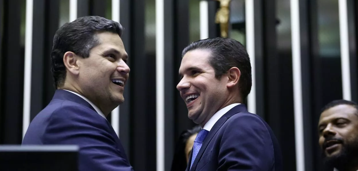 Motta e Alcolumbre convocam líderes para reunião emergencial em meio à protestos