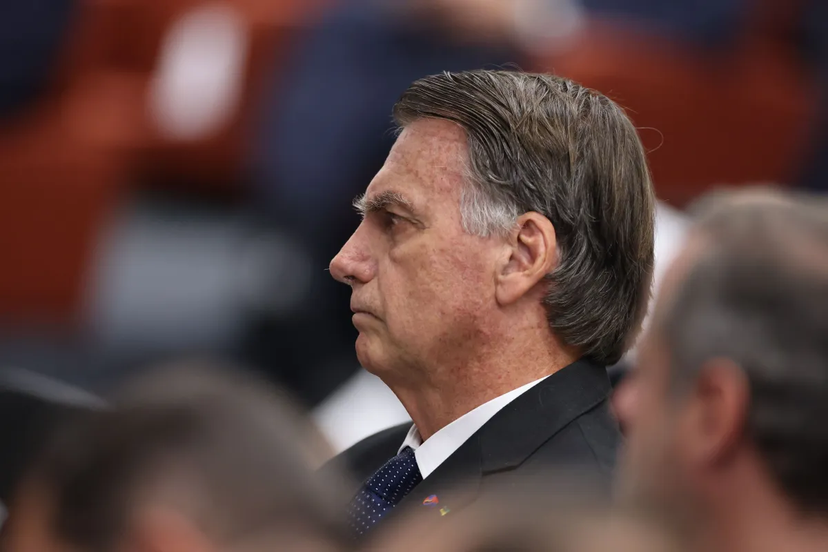 Bolsonaro deixa prisão domiciliar para realizar exames médicos em Brasília