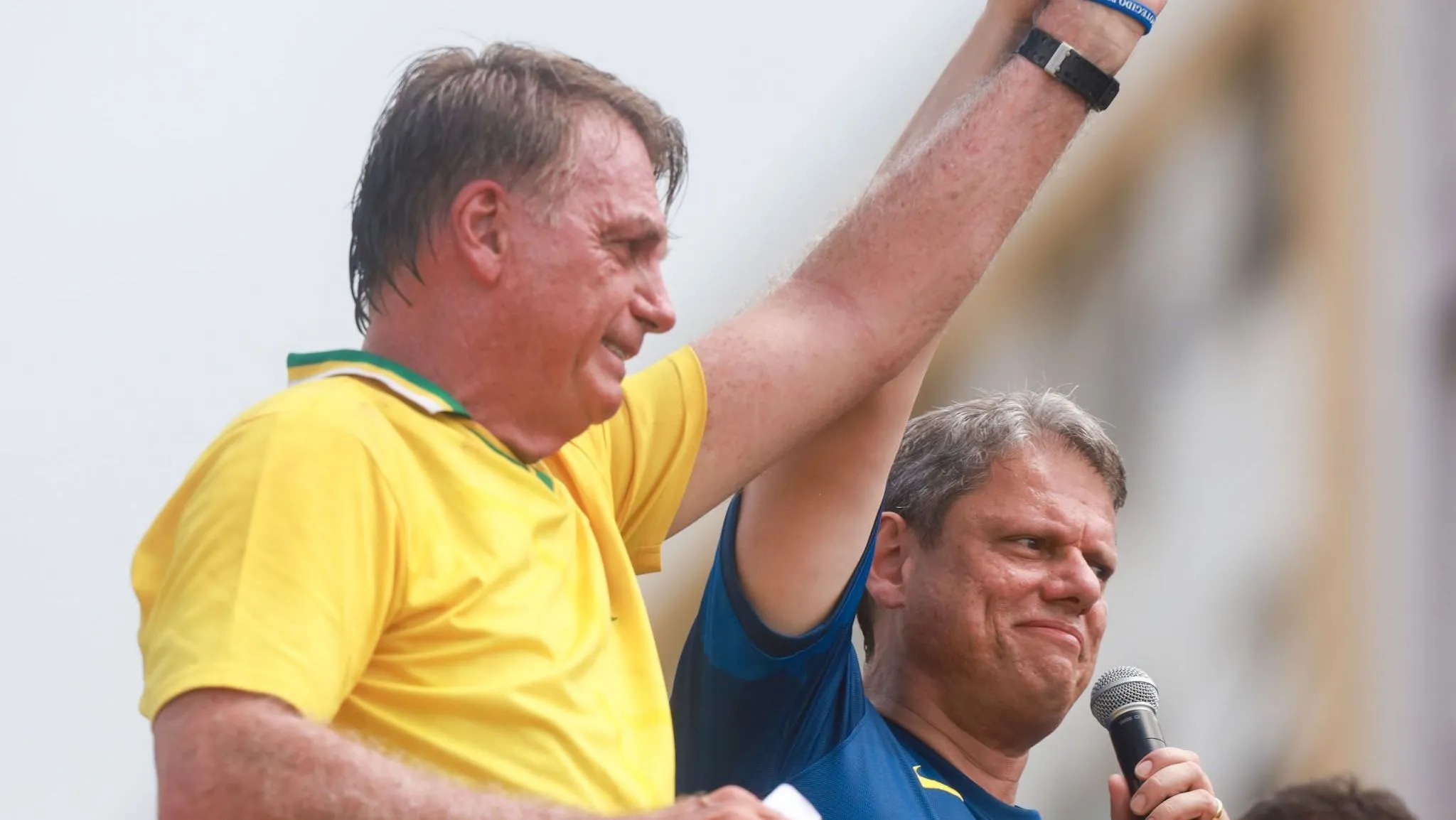 Tarcísio visita Bolsonaro em prisão domiciliar com aval do STF; agenda de visitas inclui aliados