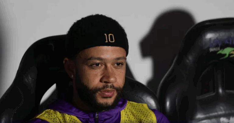 Memphis critica gramado sintético após vitória do Corinthians
