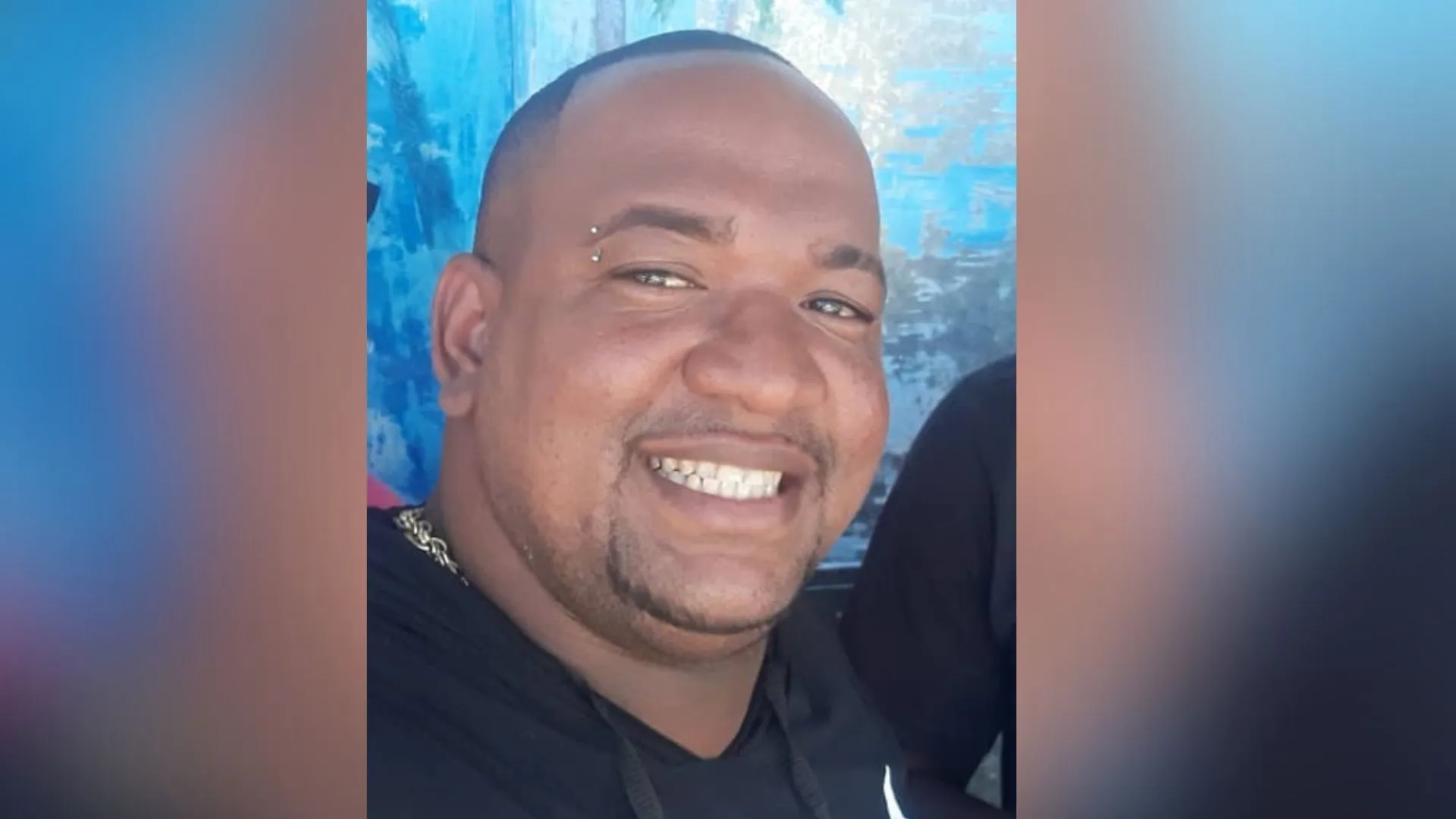 Cantor de pagode é encontrado morto em obra na Baixada Fluminense; polícia investiga o caso