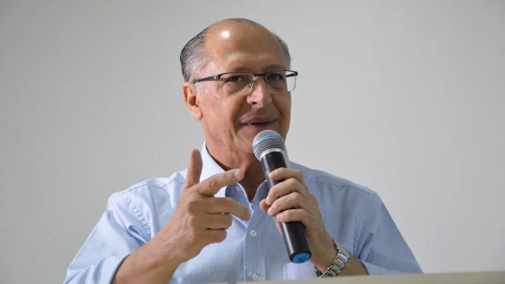 Alckmin Minimiza Impacto de Tarifas de Trump e Aponta Alternativas para o Brasil