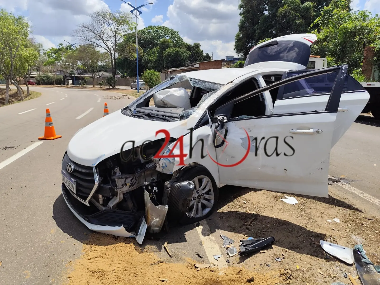 Motorista sob Suspeita de Embriaguez Capota Carro e Atinge Poste no Parque da Maternidade, em Rio Branco