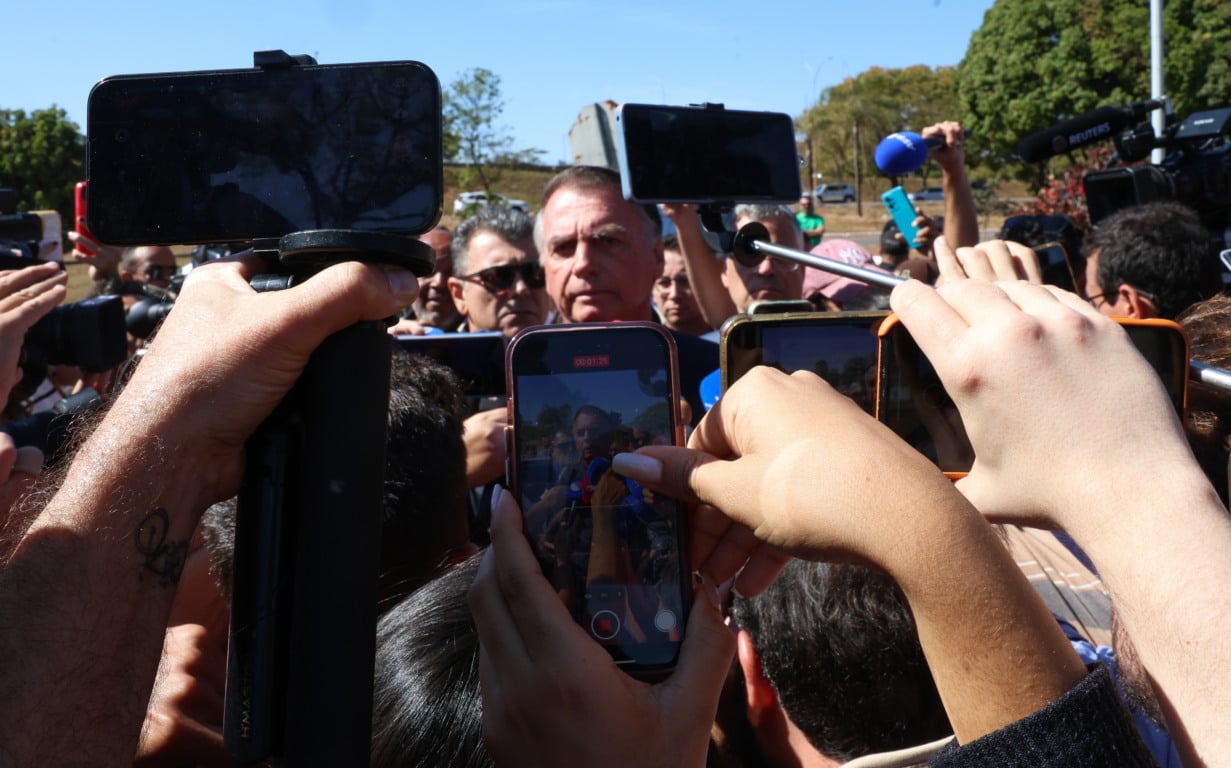 Bolsonaro em Prisão Domiciliar: Moraes Endurece Medidas e Proíbe Uso de Celular e Visitas Irrestritas