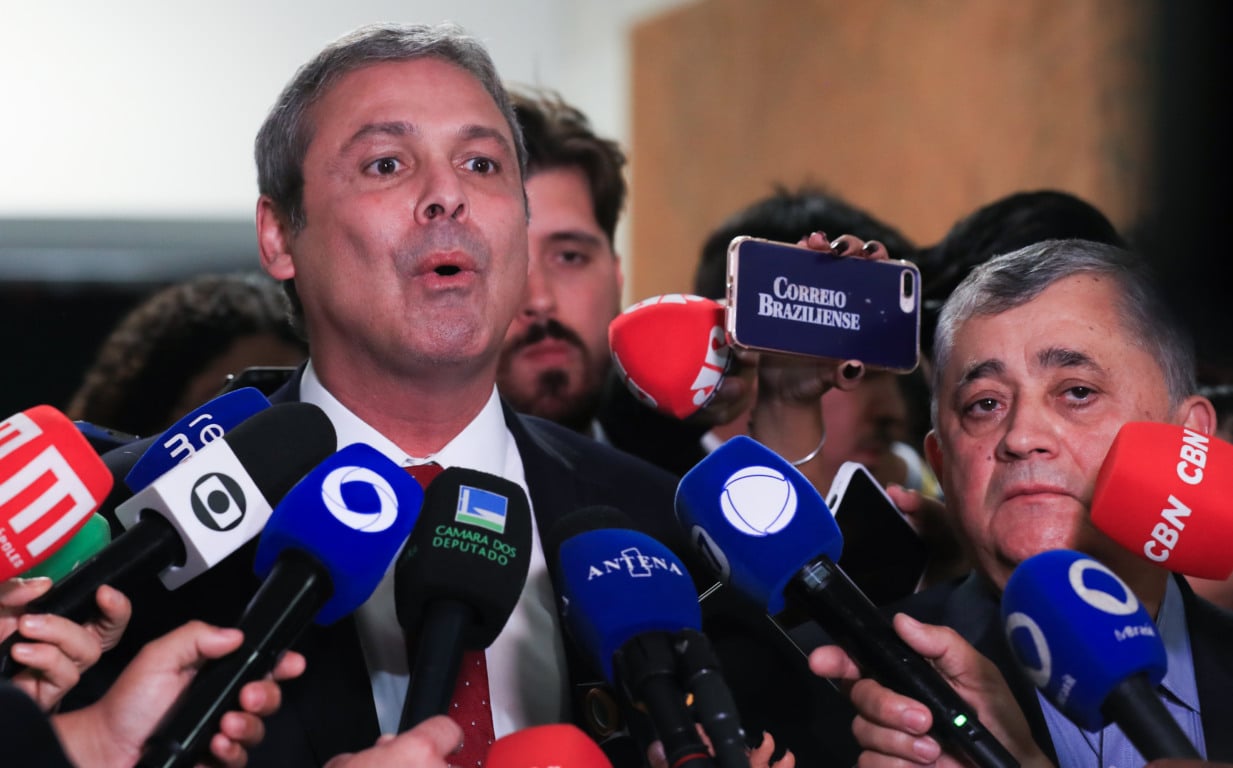 Líder do PT eleva tensão e pede a prisão de Eduardo Bolsonaro por ‘alta traição’