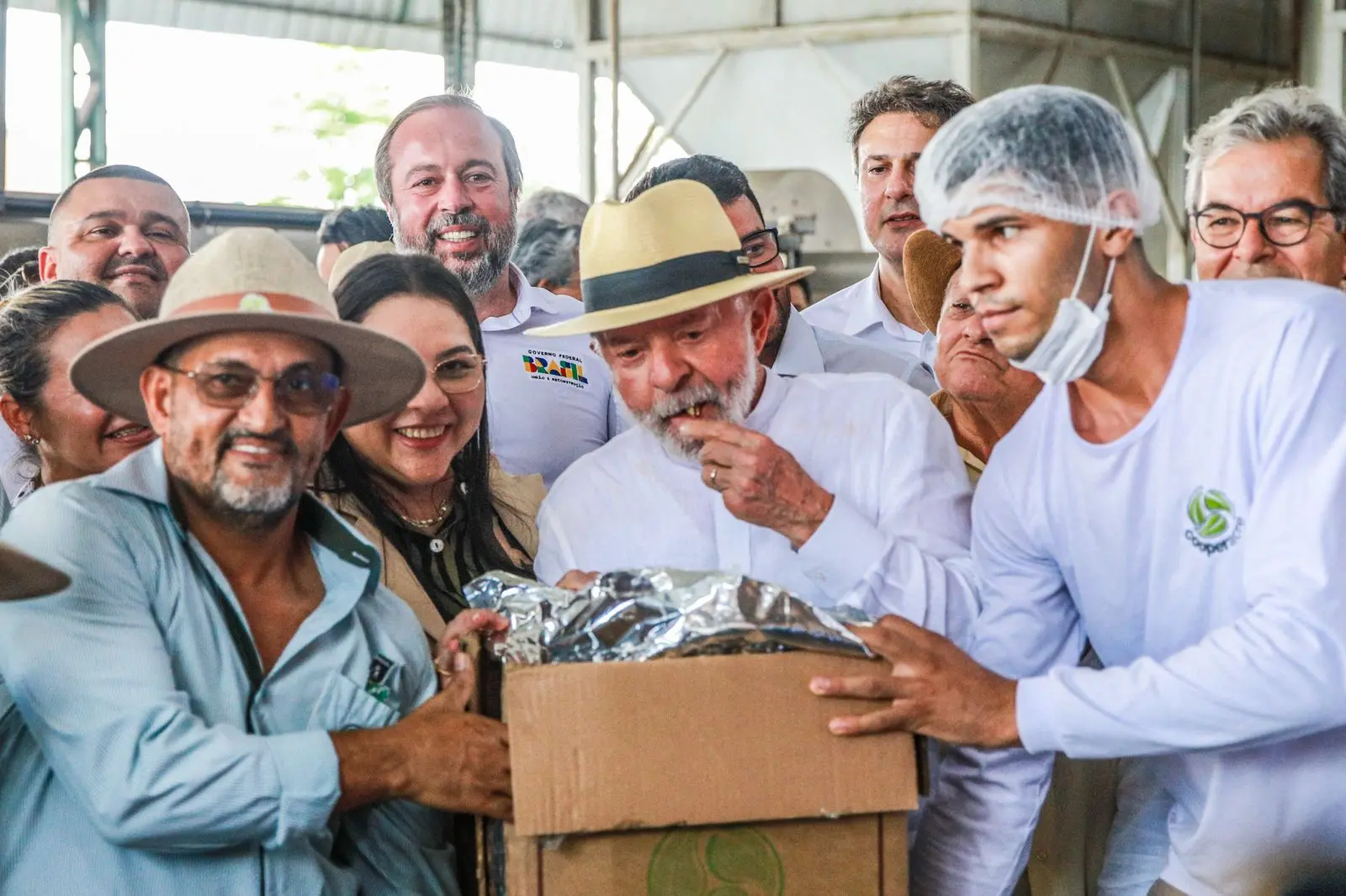 Lula Degusta Castanhas e Recebe Afeto em Visita à Cooperacre
